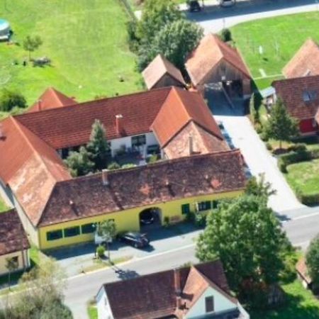 Ferienwohnungen Und Appartements Im Idyllischen Vierkanthof, Gruppenurlaube Loipersdorf bei Fuerstenfeld Exterior photo